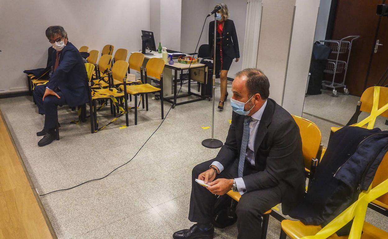 En primer término Andrés de León, que hoy ha respondido a las preguntas de su abogado y del fiscal. 