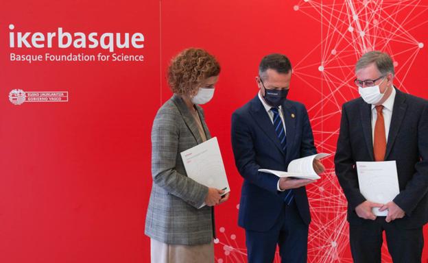 Amaia Esquisabel, Jokin Bildarratz y Fernando Cossío, en la presentación del informe de la ciencia en Euskadi.