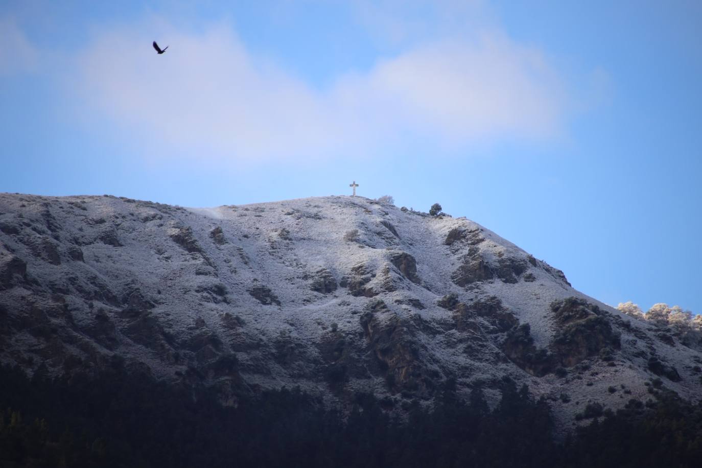 El monte Viorna nevado, en una vista desde Potes.