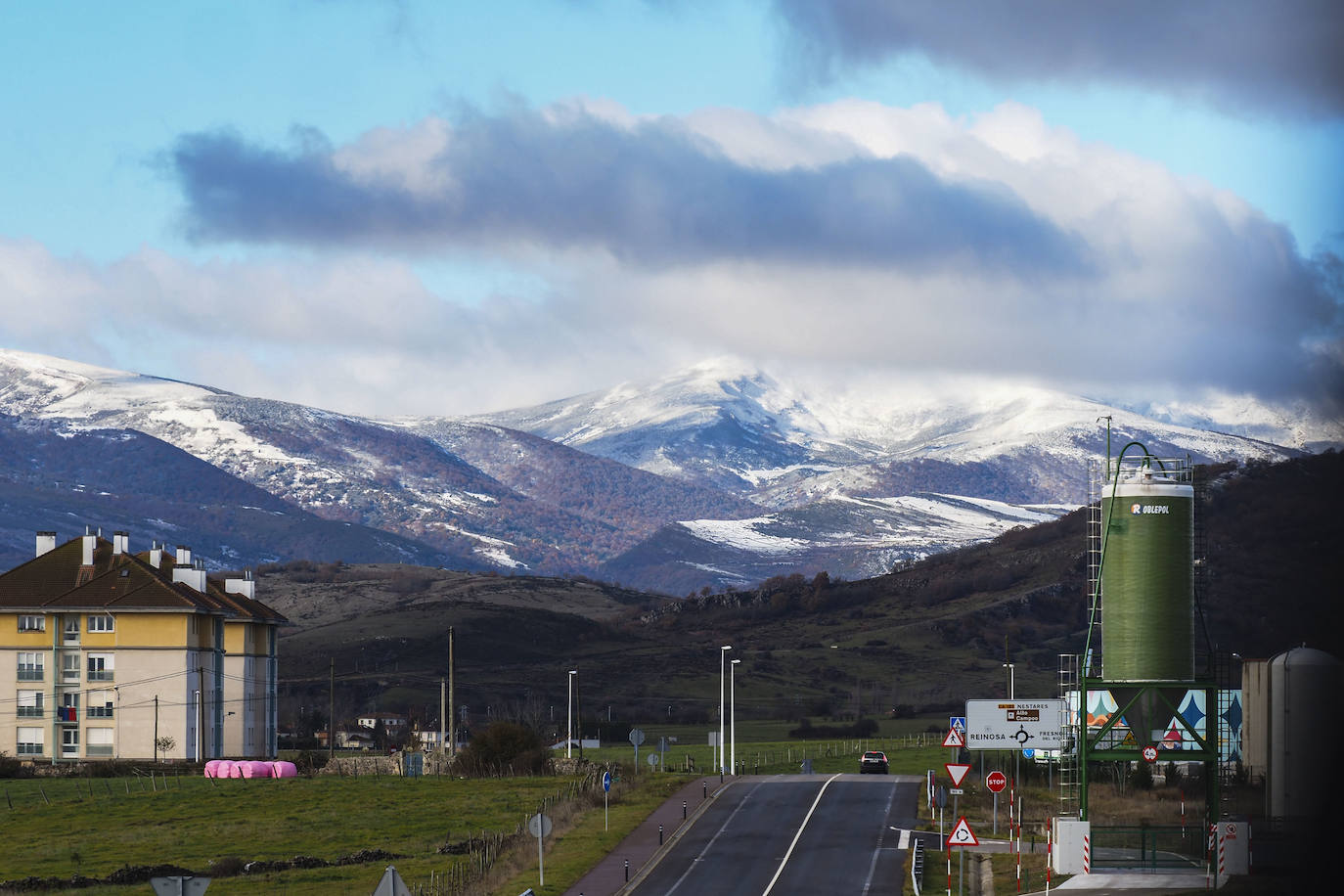 Las cumbres campurrianas, cubiertas de nieve.