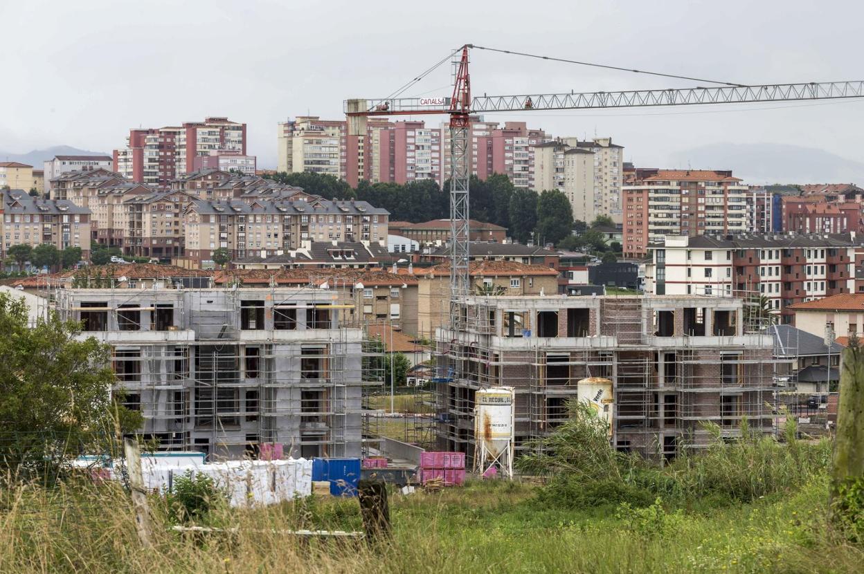 Imagen de pisos en construcción en el barrio de Monte, en Santander. 