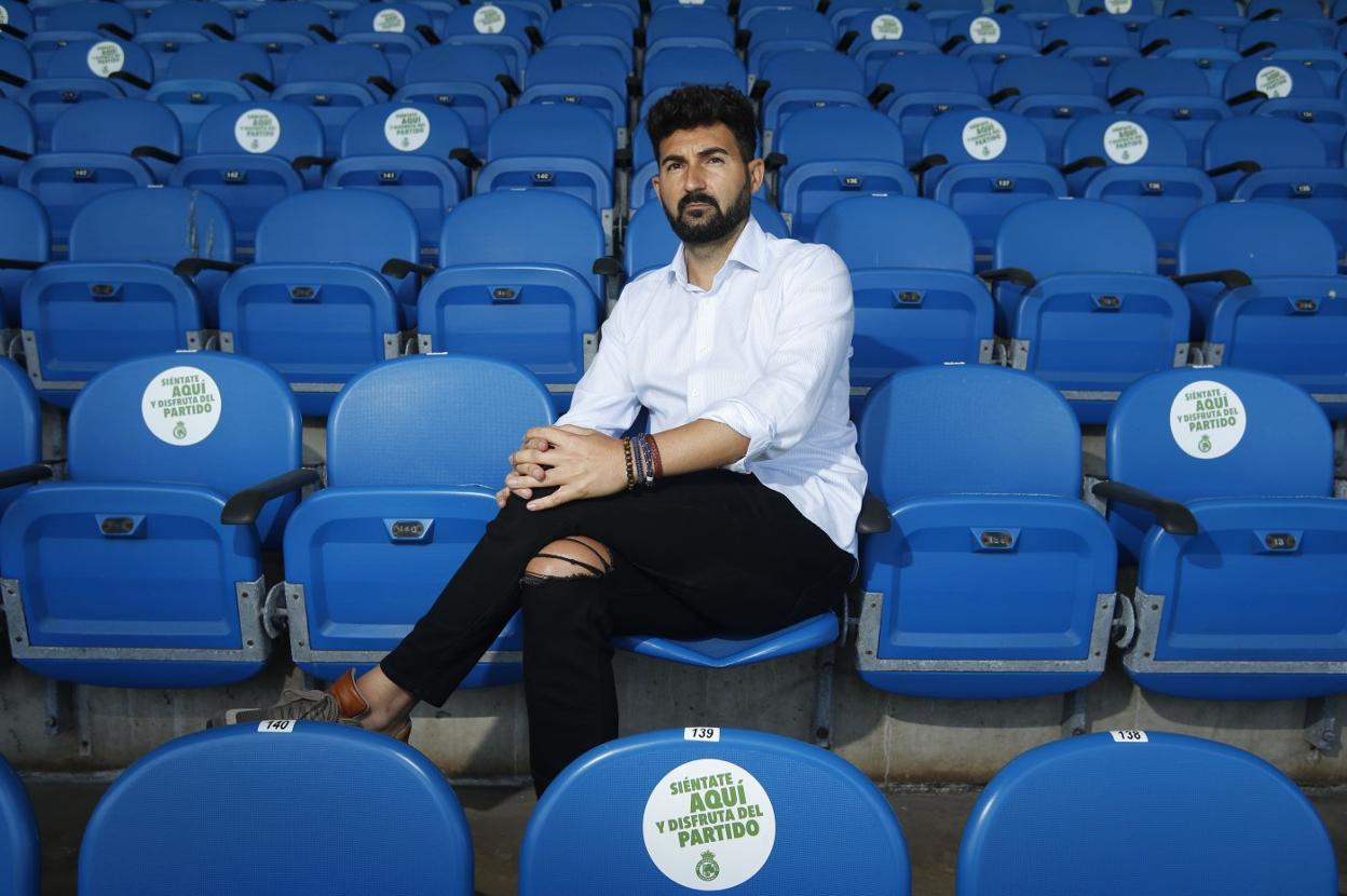 Guillermo Fernández Romo, en la grada de los Campos de Sport. 