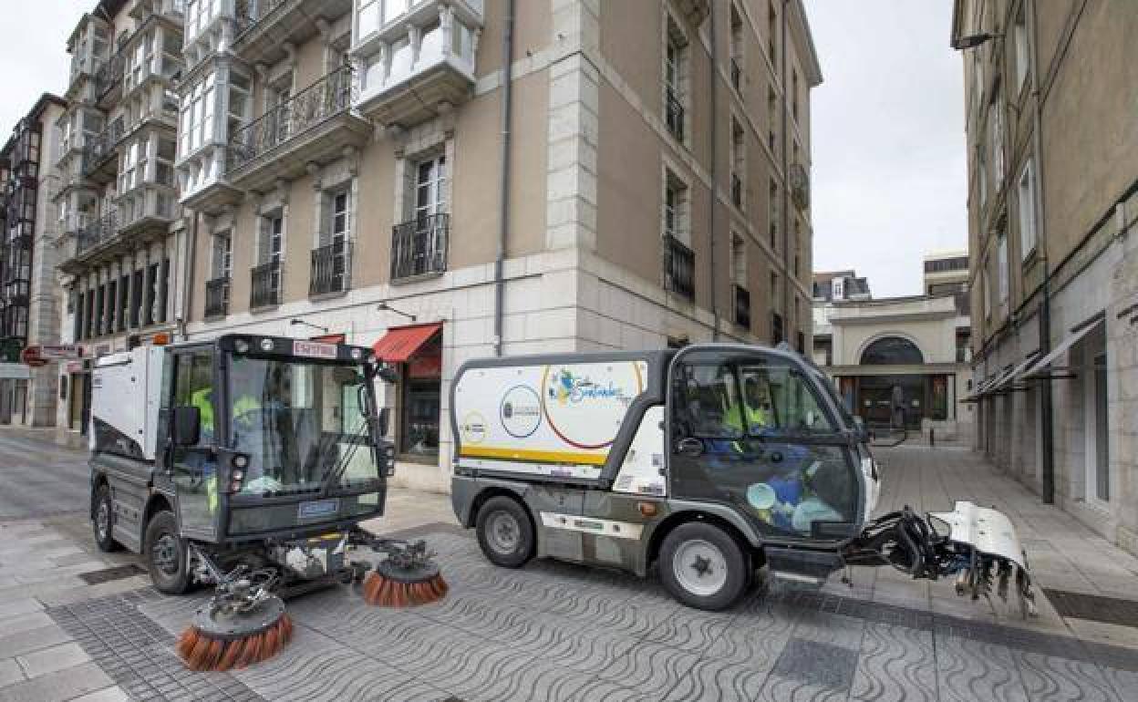 Maquinaria de Ascán trabajando en el centro de Santander. 