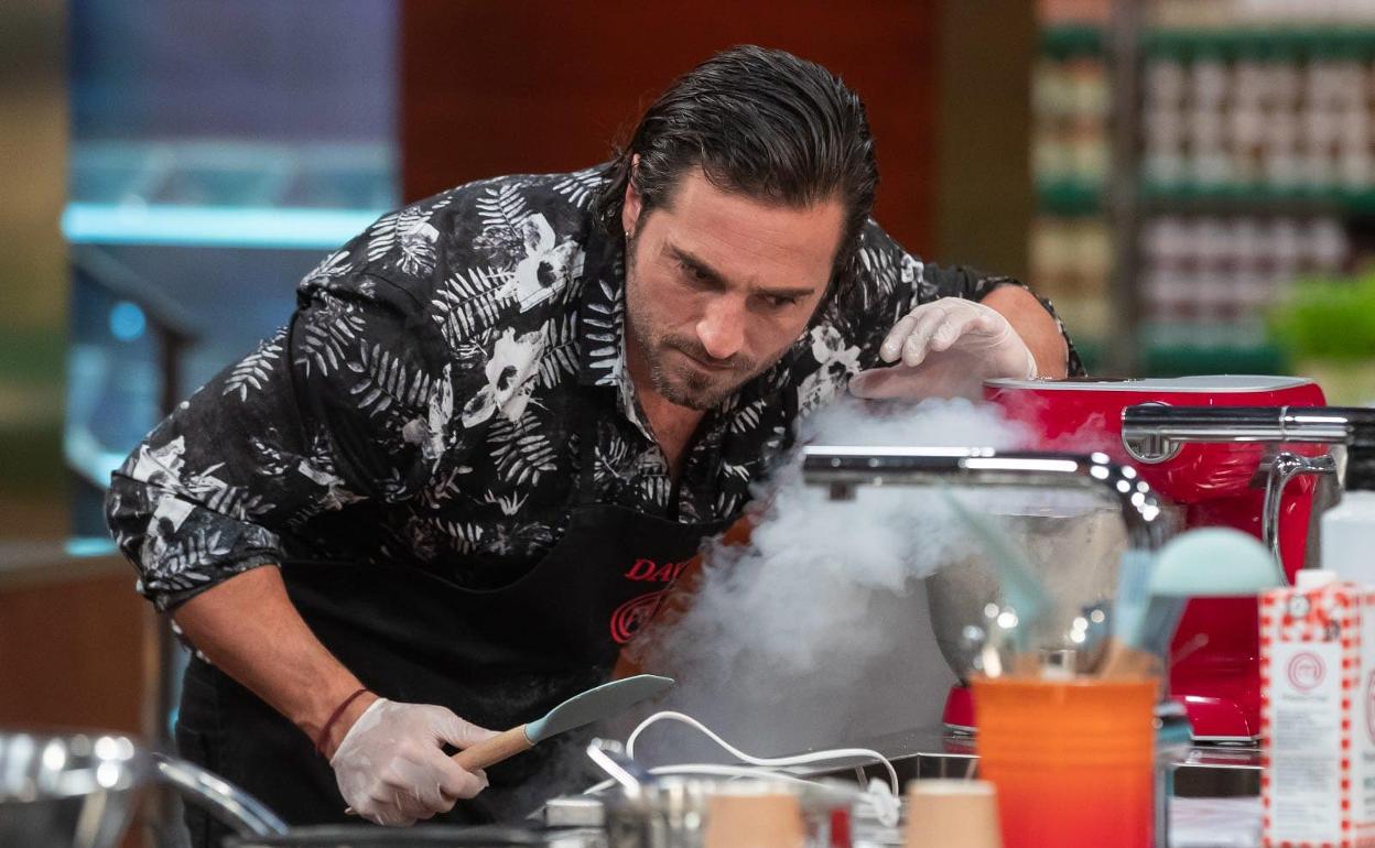 David Bustamante, finalista de 'MasterChef Celebrity 6', durante la semifinal.