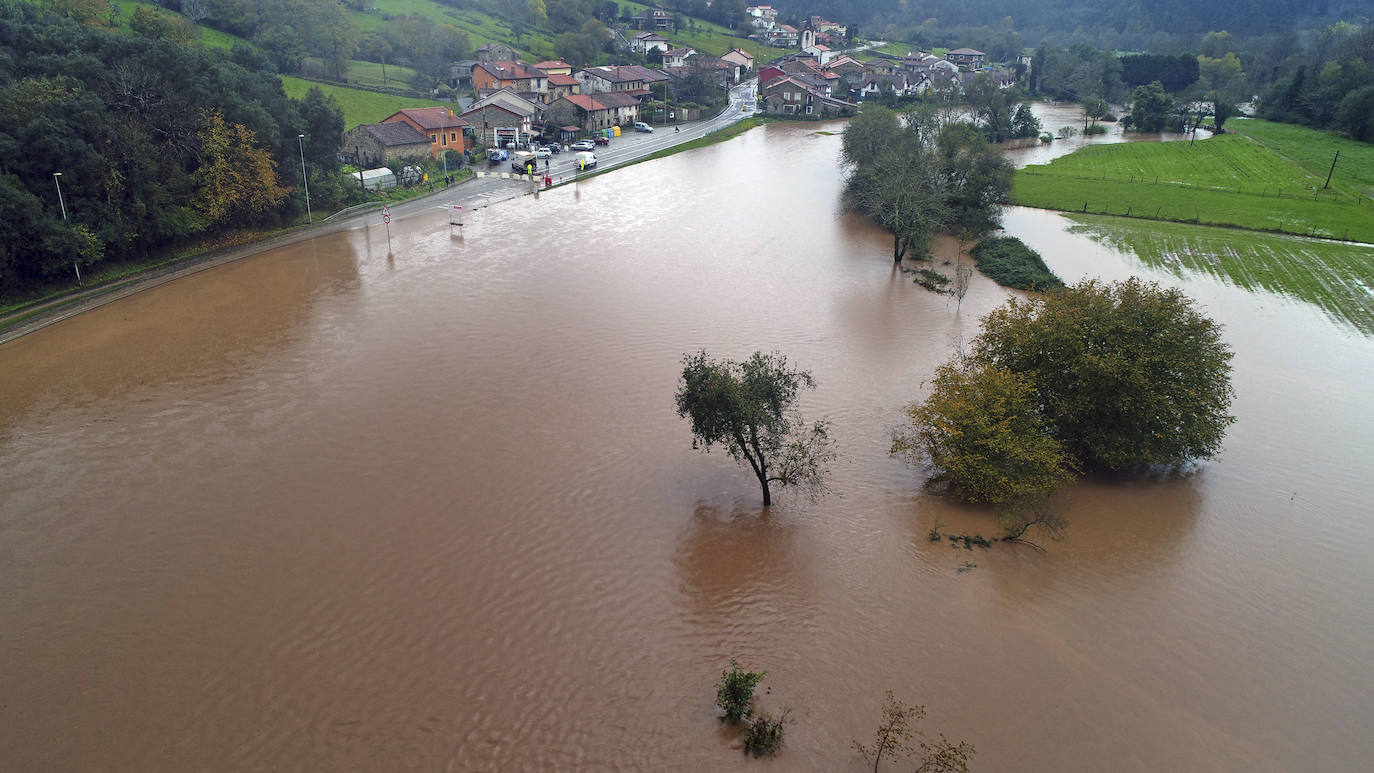 En Muñorrodero impresiona la altura que ha alcanzado el agua en la calle