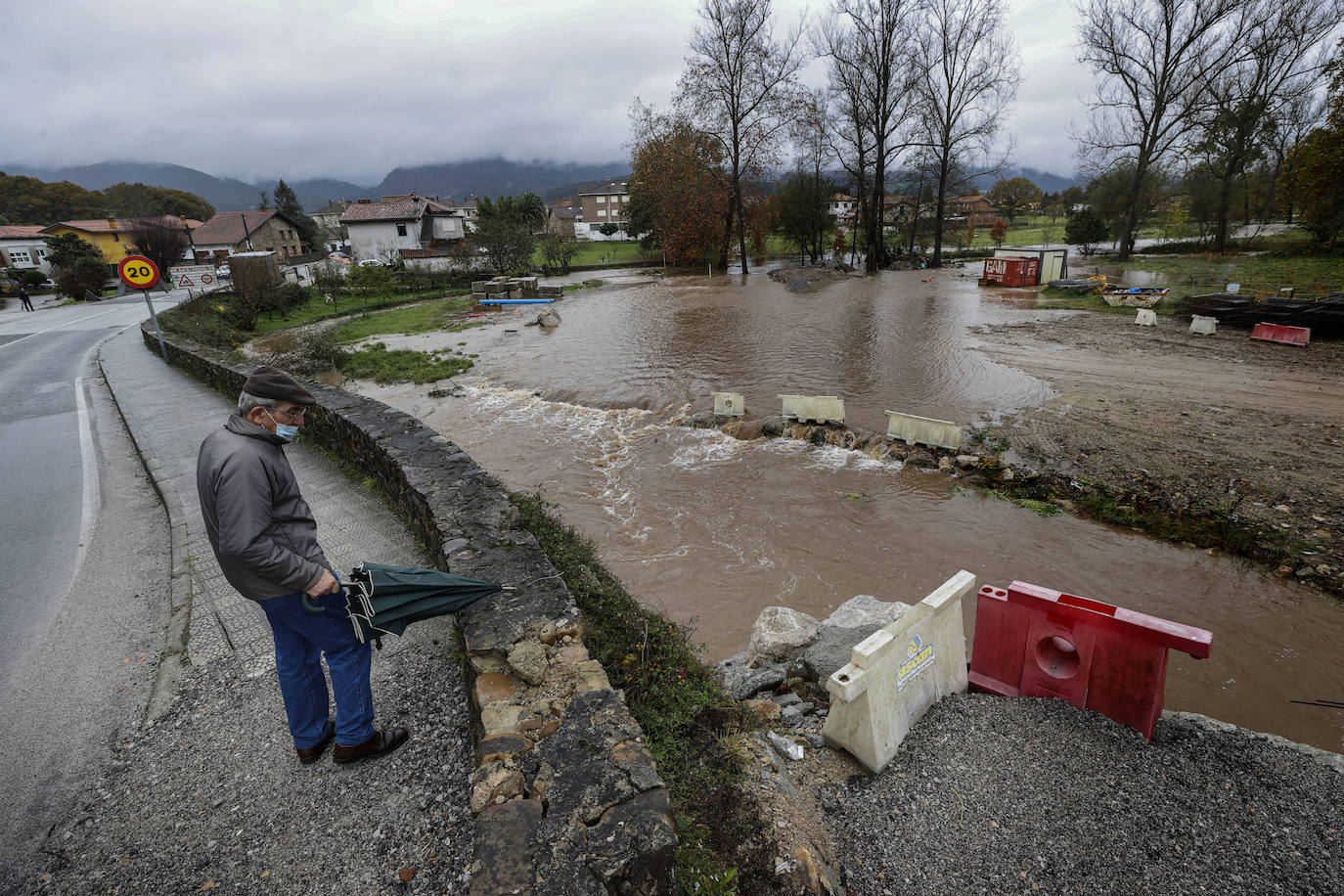 En Villanueva de la Peña (Mazcuerras) el agua del río ya corre por las fincas y calles cercanas a la ribera, en una zona donde son muy habituales los desbordamientos.