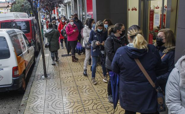 Colas esta mañana para entrar a la Plaza de Abastos. 