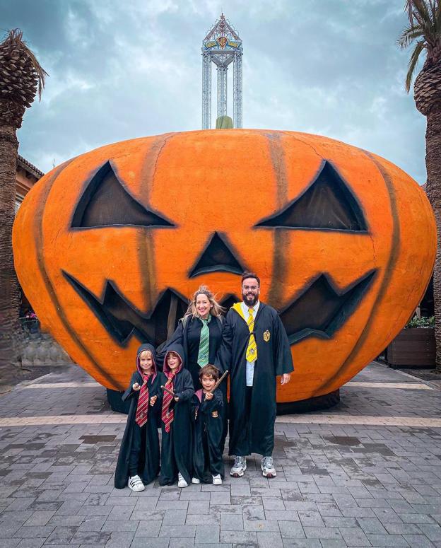 La familia viviendo 'Halloween' a lo 'Harry Potter'.