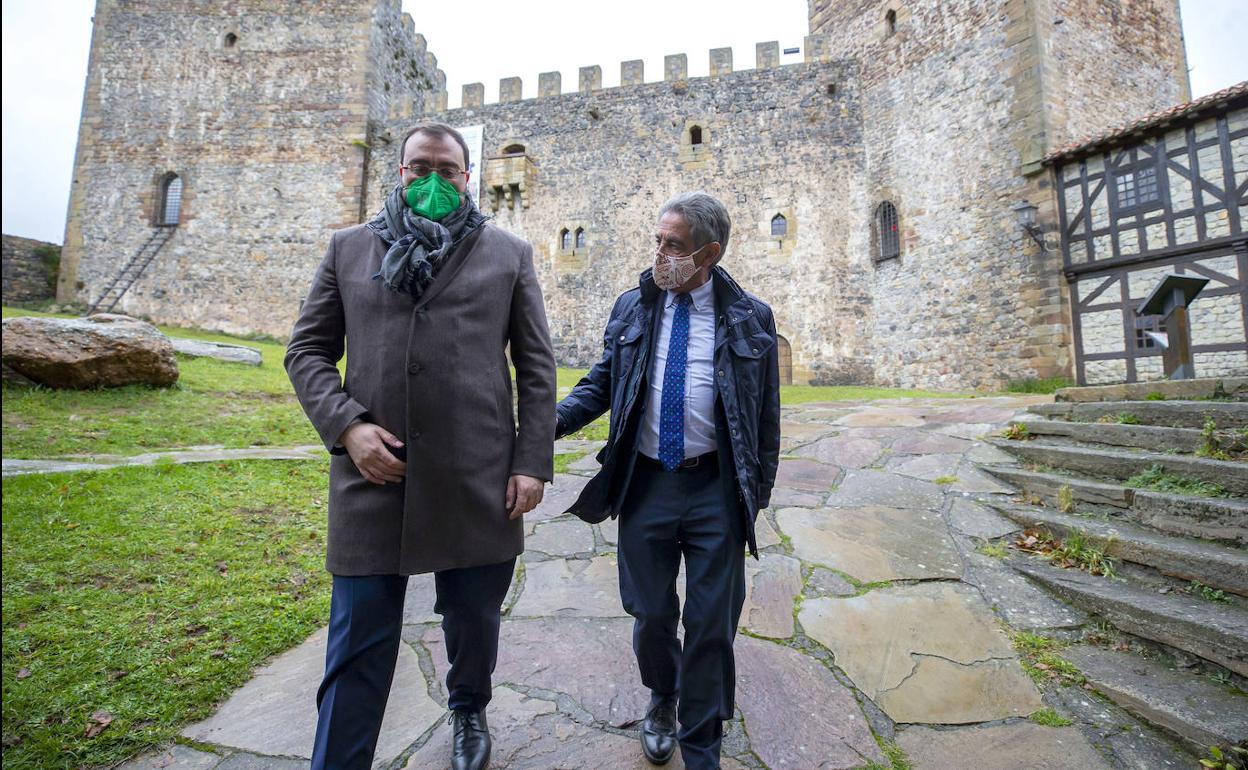 Barbón y Revilla en el Castillo de Argueso 