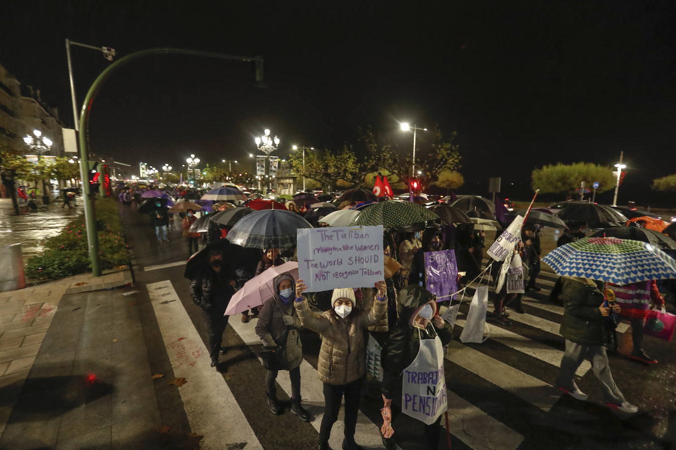 Bien protegidas de la lluvia, un millar de personas marcharon contra la violencia machista.