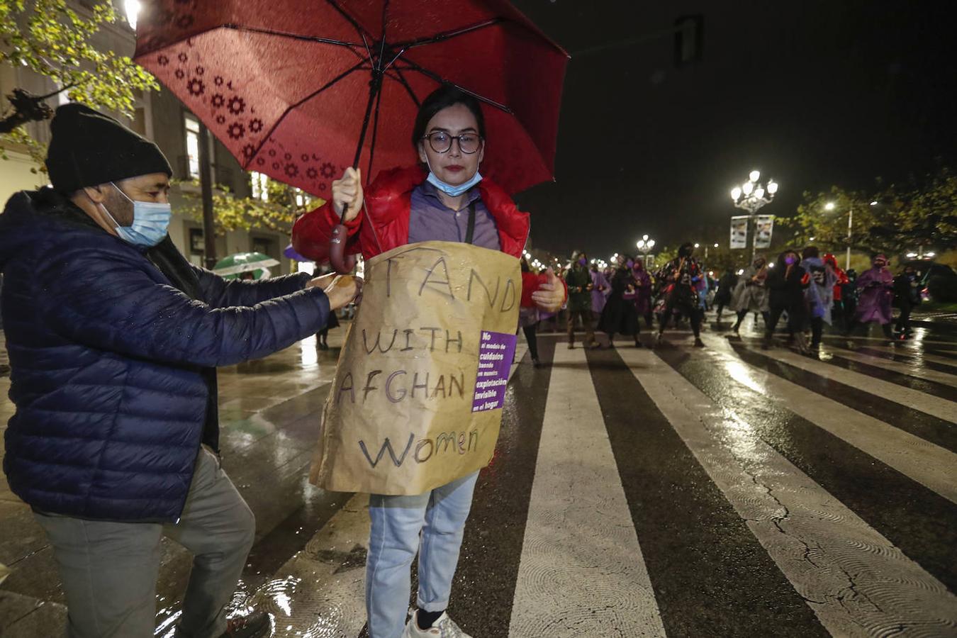 Bien protegidas de la lluvia, un millar de personas marcharon contra la violencia machista.