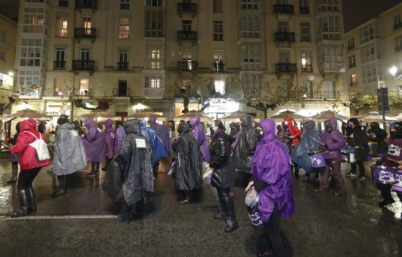 Bien protegidas de la lluvia, un millar de personas marcharon contra la violencia machista.