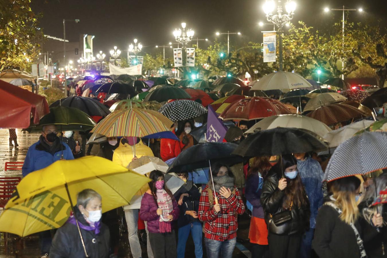 Bien protegidas de la lluvia, un millar de personas marcharon contra la violencia machista.