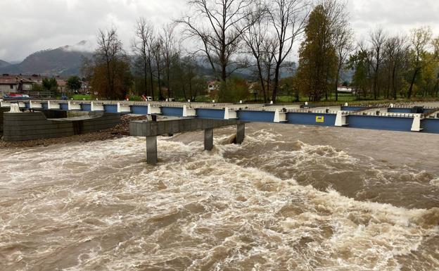 Río Saja a su paso por Virgen de la Peña, este jueves por la mañana.