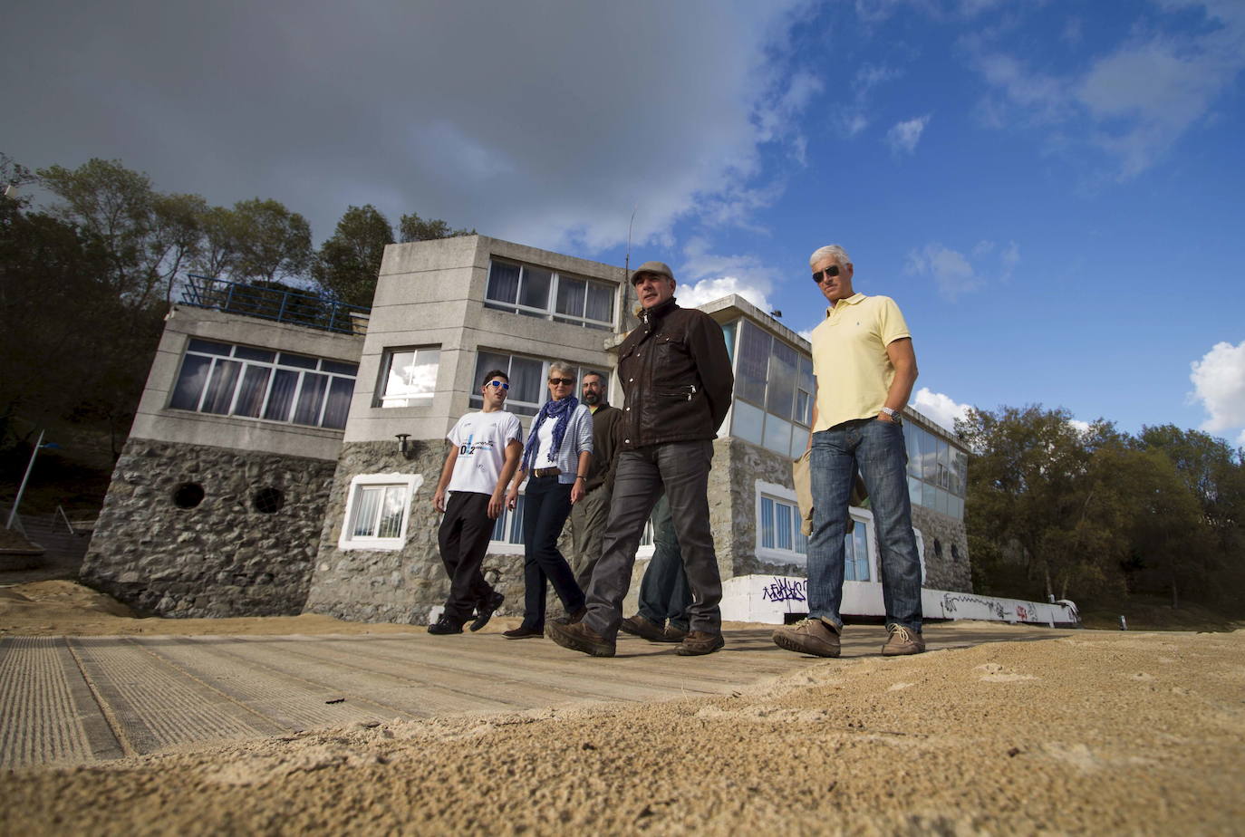 06/11/2012. El cierre del balneario de La Horadada situado en la playa de Los Peligros de Santander deja a los miembros del Club Piragüismo Santander' sin local