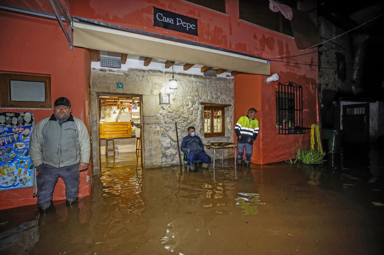 Altura a la que llegó el agua el miércoles por la noche en el bar Casa Pepe, en Molleda. 