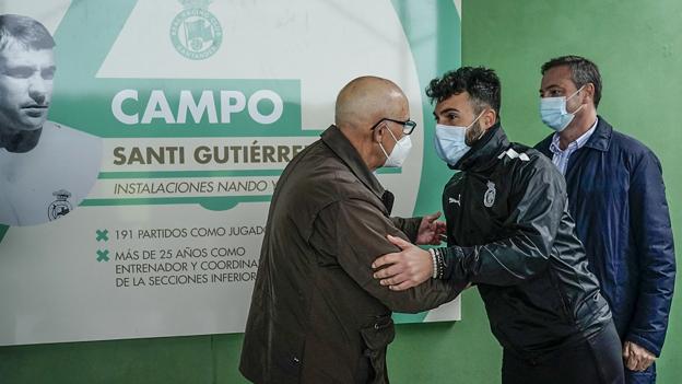 Guille Romo saluda a Santi Gutiérrez Calle en presencia de Alfredo Pérez.