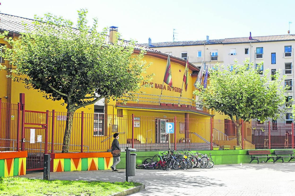 Vista exterior del colegio público José María Pereda, en Torrelavega.