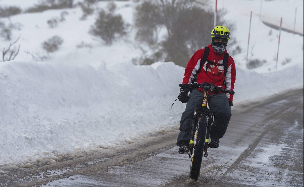 Un ciclista con una 'fat-bike', en la carretera de ascenso a Alto Campoo