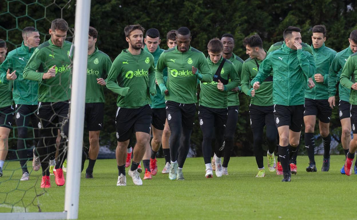 Cedric y Pablo Torre en el centro, comandan el grupo en el inicio del entrenamiento en La Albericia. 