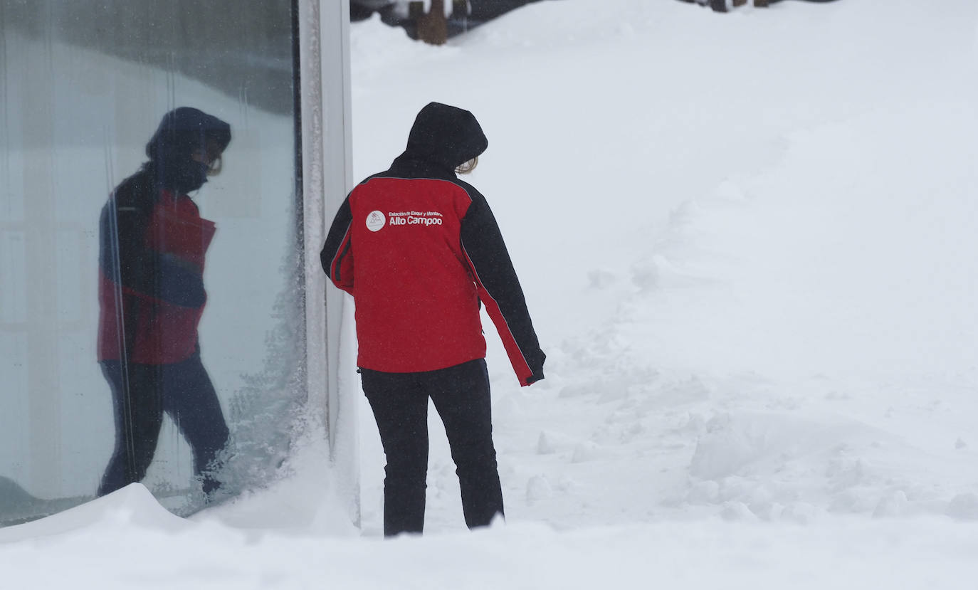 Fotos: Alto Campoo se llena de nieve la víspera de su apertura