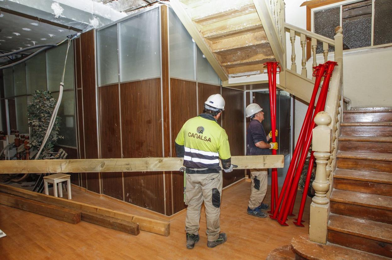 Operarios durante los trabajos de apuntalamiento en el interior del edificio del Palacio municipal. 