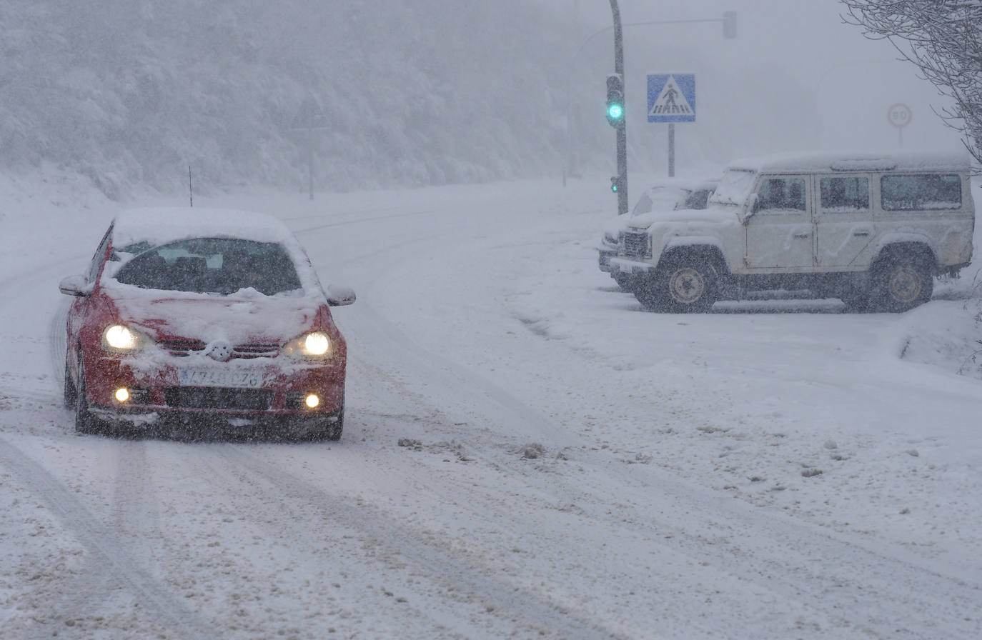 La dicultades para circular alcanzaron a una docena de carreteras