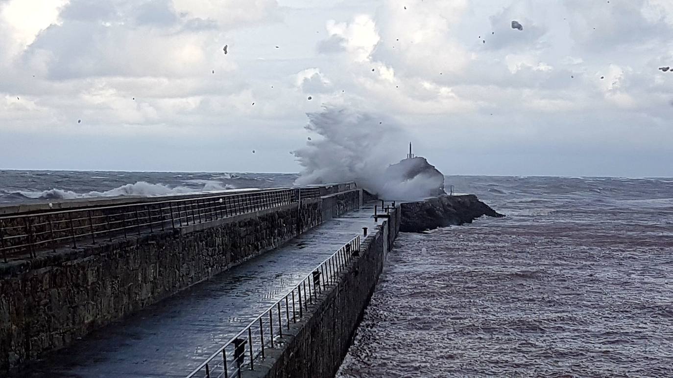 En temporal de costa se ha sumado al de frío y nieve. En la imagen San Vicente de la Barquera