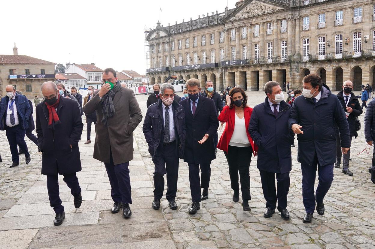 Lambán, Barbón, Revilla, Núñez Feijóo, Andreu, García Page y Fernández Mañueco, el pasado martes en la cumbre de Santiago. 