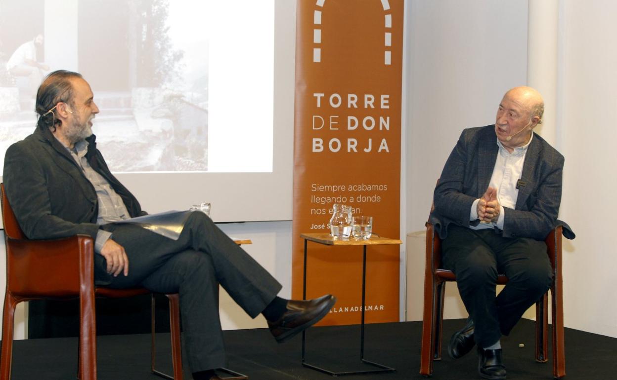 El editor Jesús Herrán y el arquitecto, dibujante y escritor José María Pérez, Peridis, durante su conversación en Santillana.