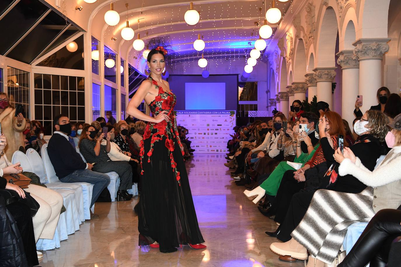 La modelo y Miss Cantabria 2008 Lucila Fernández, espectacular con este diseño, con el negro y el rojo como protagonistas.