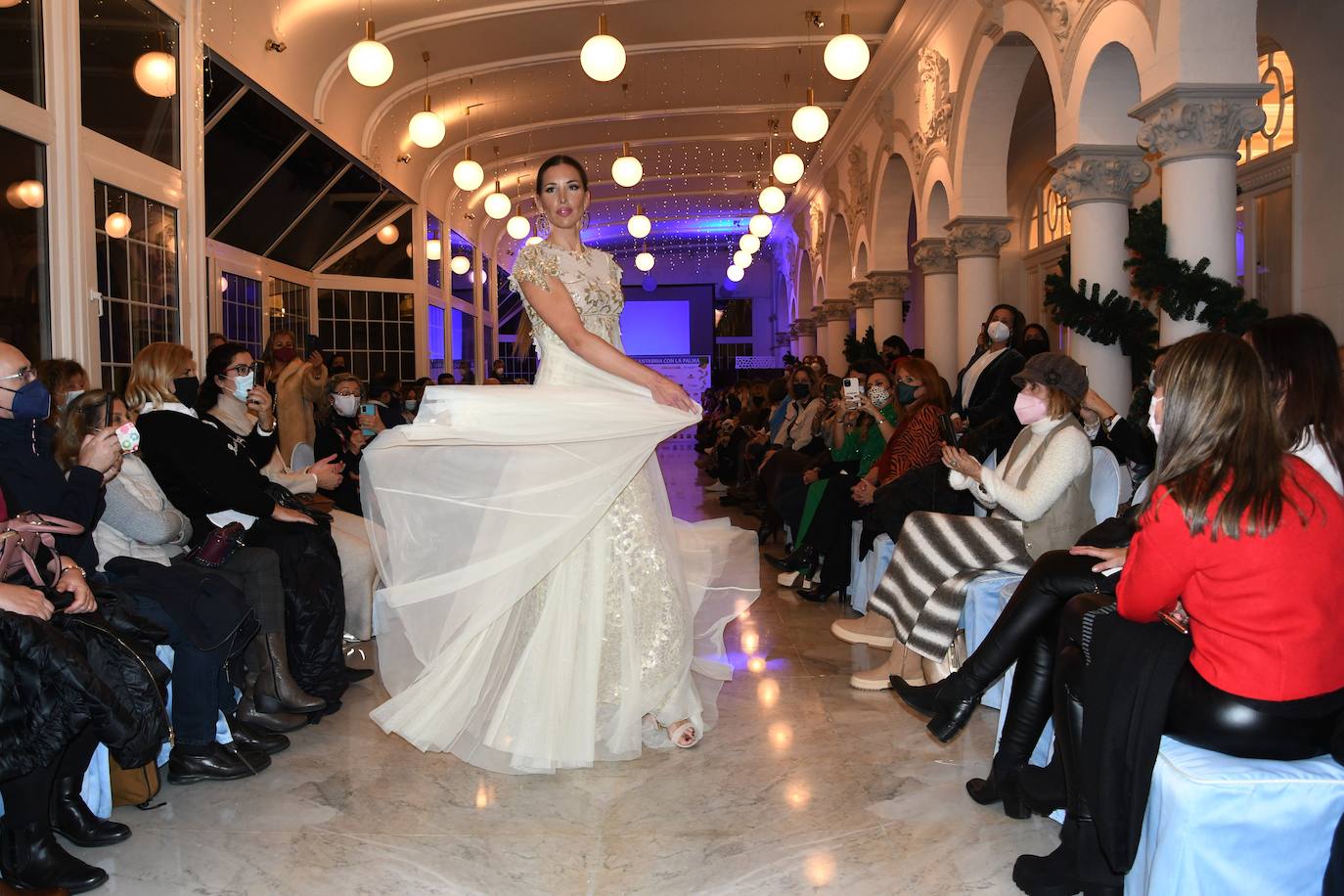 Vestido joya bordado en encaje con tonalidad dorado y tul de gasa beige, perteneciente a la colección 'Fado'.