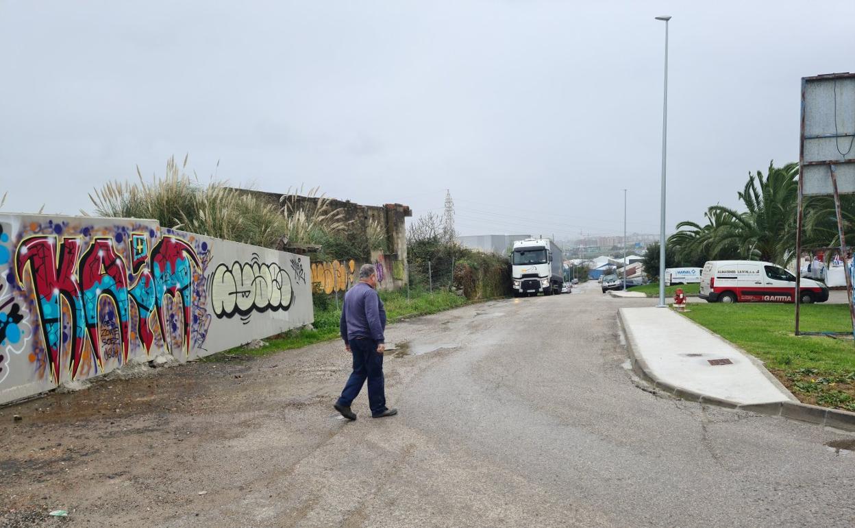 Daniel Saiz, empresario del polígono Elegarcu, camina por la calle la Central, ahora despejada de basura, esta semana, en Cacicedo (Camargo). 
