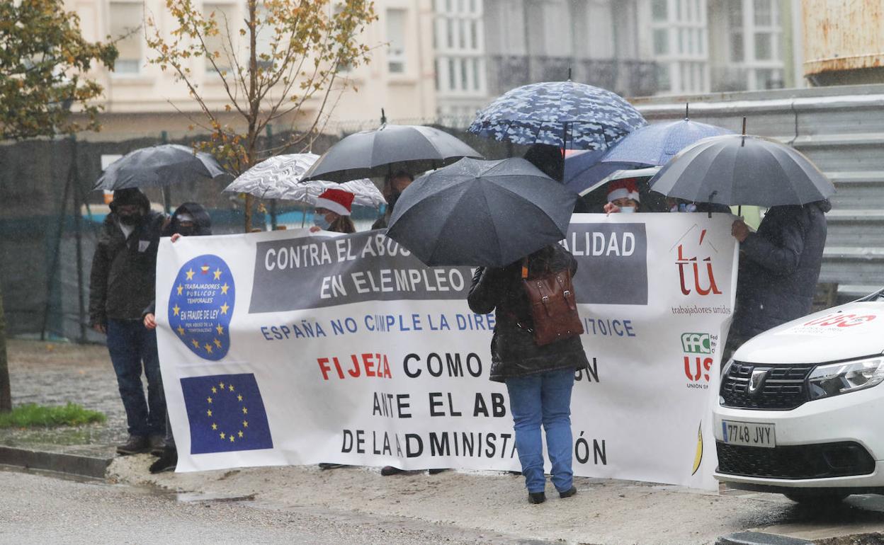 Protesta del personal interino ante el Parlamento cántabro