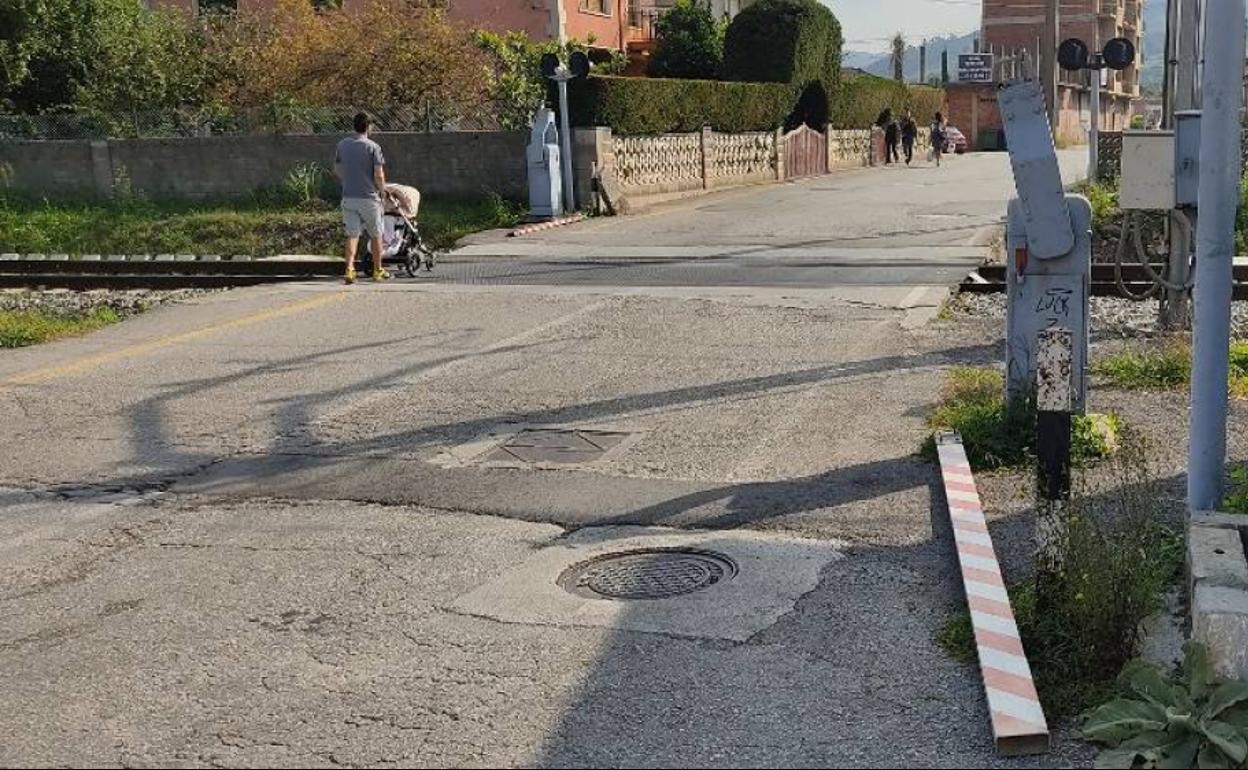 Recogida de firmas para dar seguridad a los peatones en un céntrico paso a nivel de Los Corrales.