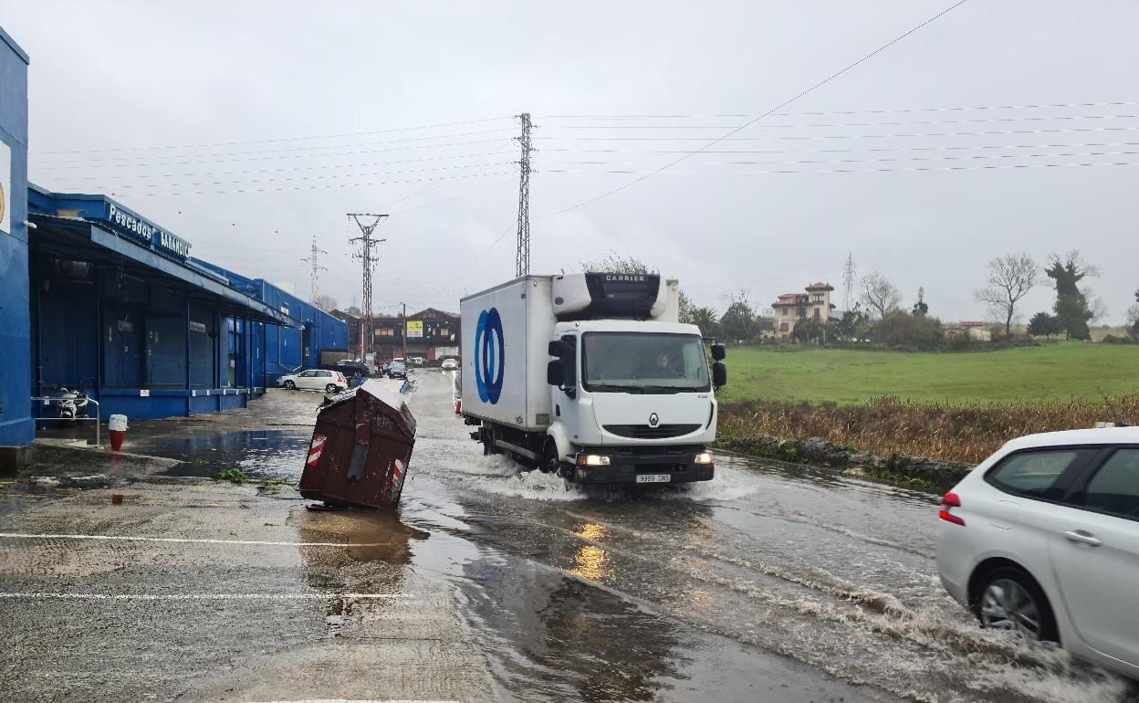 Un camión atraviesa la CA-306, la entrada y salida principal al polígono Elegarcu, este lunes, en Cacicedo (Camargo). 