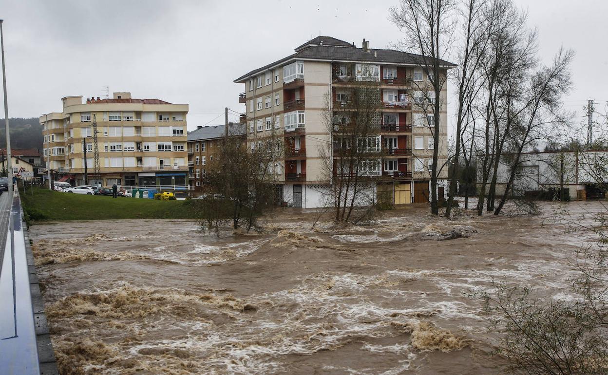 Muere un hombre de 68 años por un infarto mientras achicaba agua en su casa de Vioño