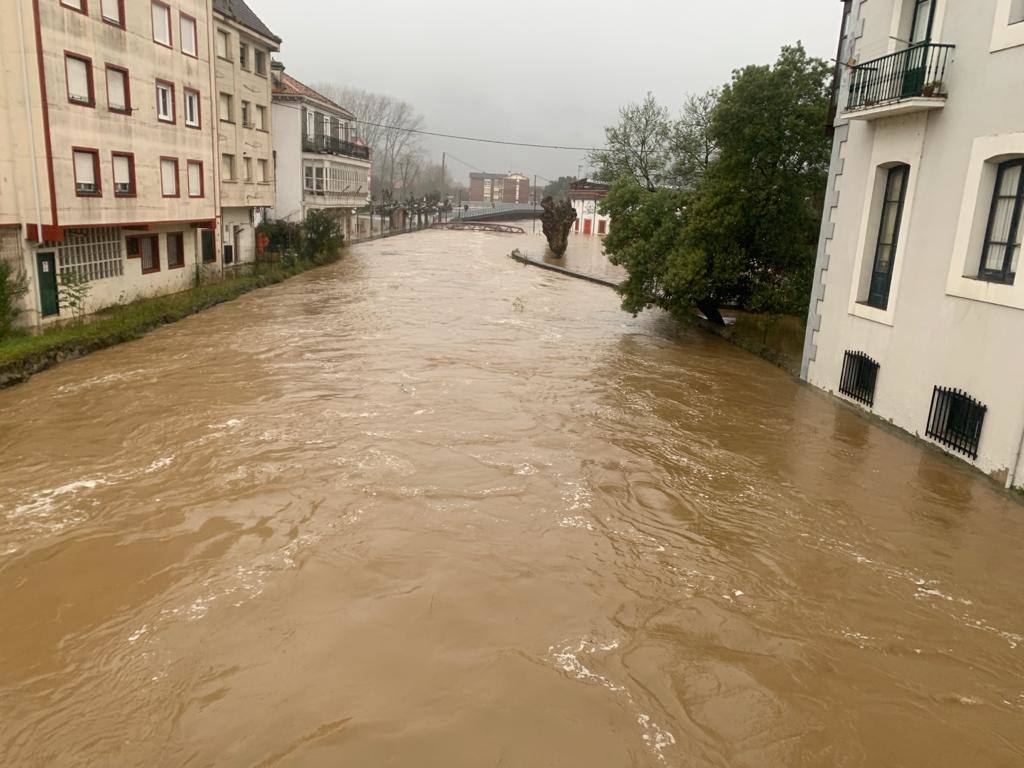 En Ampuero el agua llega hasta la rodilla.