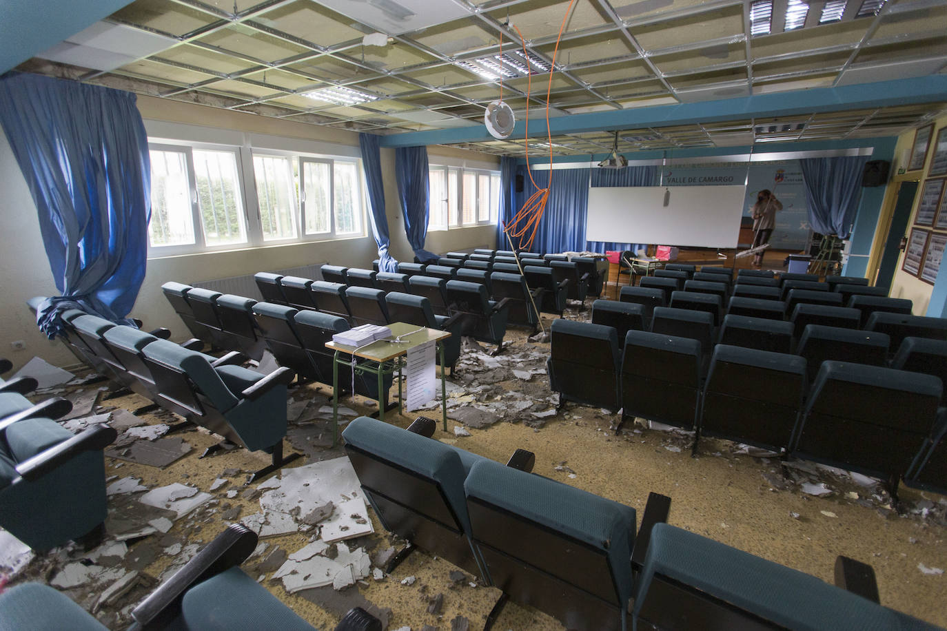 Un aparatoso «reventón» en una tubería ha inundado dos laboratorios y hundido el falso techo del salón de actos del IES Valle de Camargo, ubicado en la pedanía de Revilla.