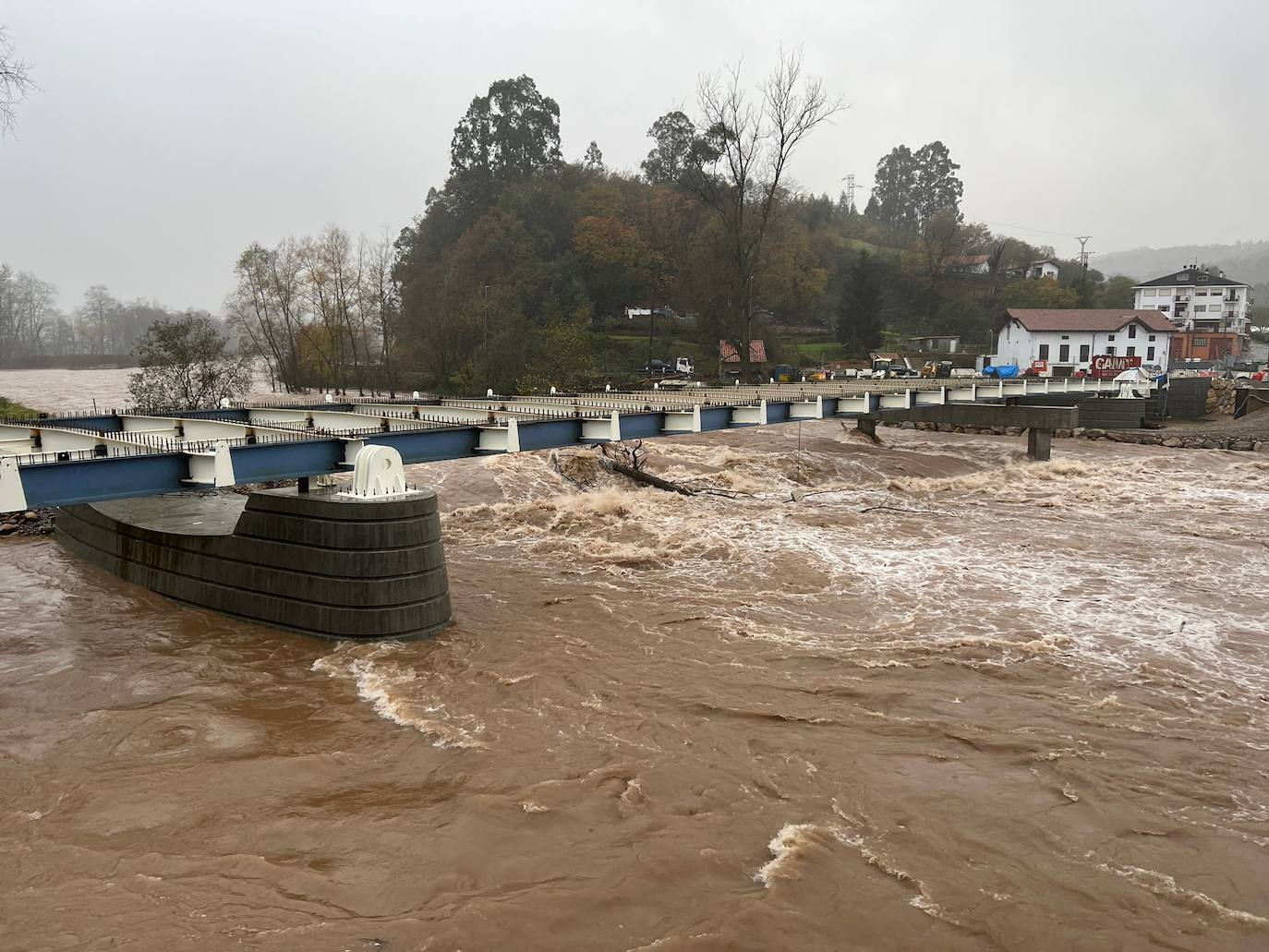 El río Saja a su paso por Villanueva de la Peña, esta mañana.