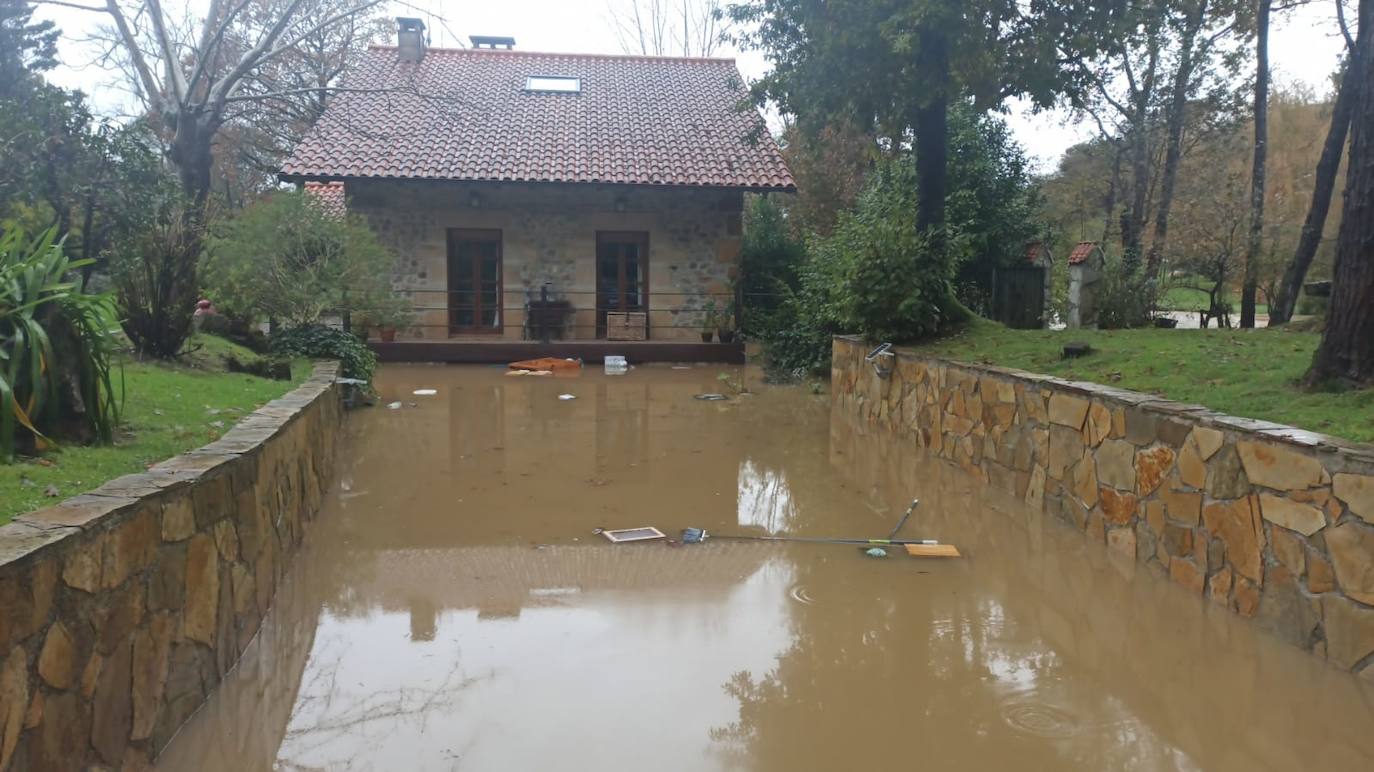 El río Aguanaz se ha desbordado en Entrambasaguas y alcanza las casas más cercanas al cauce.