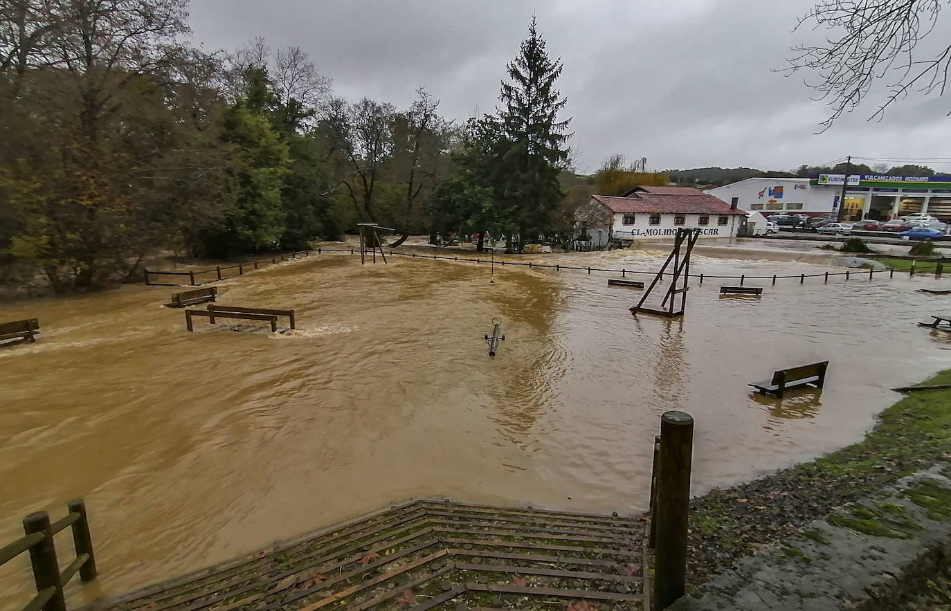 Un parque de Hoznayo (Entrambasaguas) ha quedado totalmente inundado por el agua.