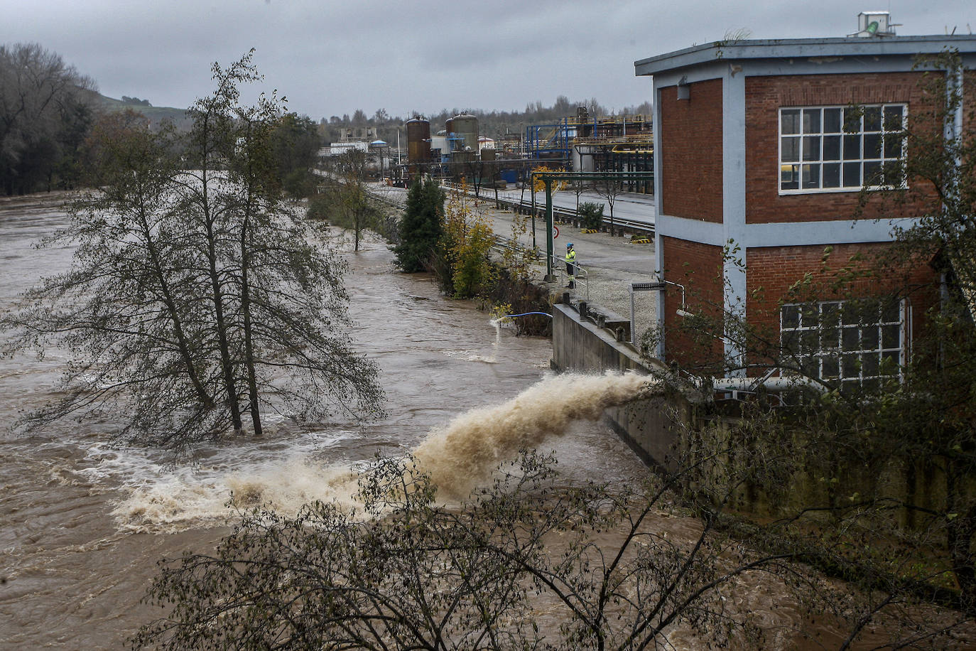 Inundaciones tras el desbordamiento del Besaya en la zona de Solvay.