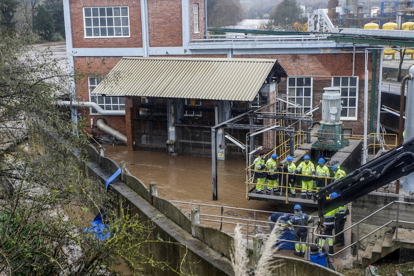 Inundaciones tras el desbordamiento del Besaya en la fábrica de Solvay.