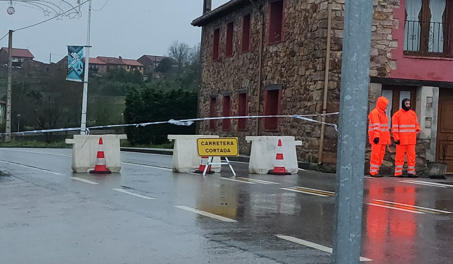 Carretera cortada en Puente Arce.