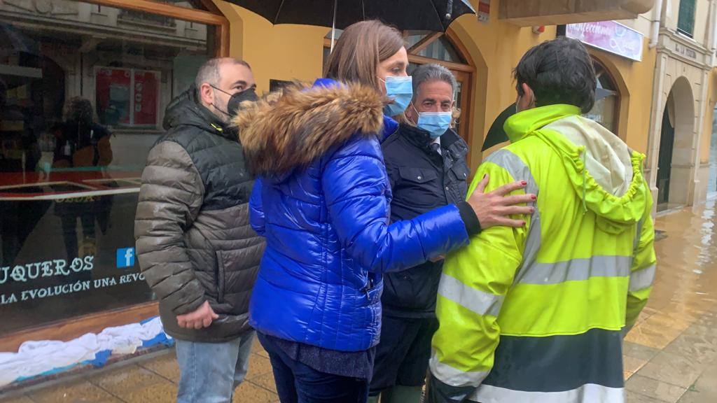 El presidente de Cantabria, Miguel Ángel Revilla, y la consejera de Presidencia, Paula Fernández, se han trasladado esta mañana a Ampuero por las complicaciones con las inundaciones