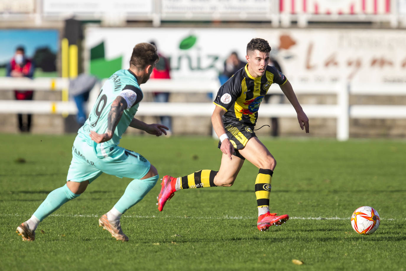 Fotos: Imágenes del partido Cayón-Huesca