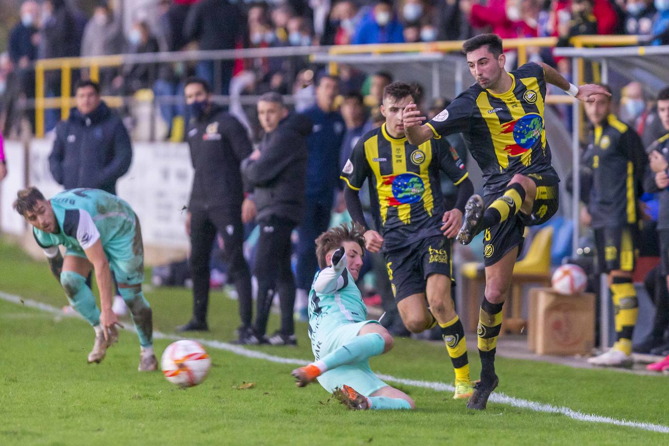 Fotos: Imágenes del partido Cayón-Huesca