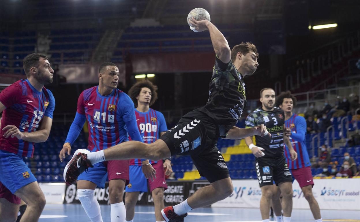 El lateral izquierdo Fabrizio Casanova dispara a puerta durante el partido en el Palau Blaugrana