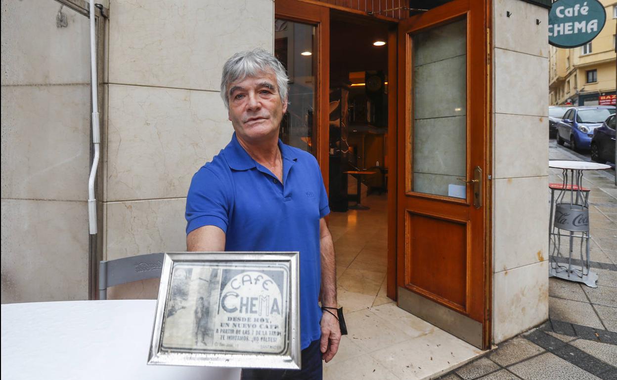 Chema, ante su local, repite la estampa del día que abrió su negocio y que conserva enmarcada.